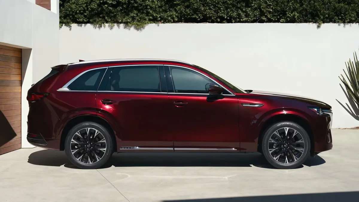 Mazda CX-90 vs. BMW X5: Merită să plătești 25.000 de dolari în plus pentru un nume?