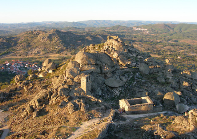 Castelo-e-muralhas-de-Monsanto-II.jpg