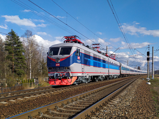 ЧС200-009 с поездом № 748 «Невский экспресс» Москва - С.-Петербург. Станция Колпино, Санкт-Петербург. Дата: 29.04.22.