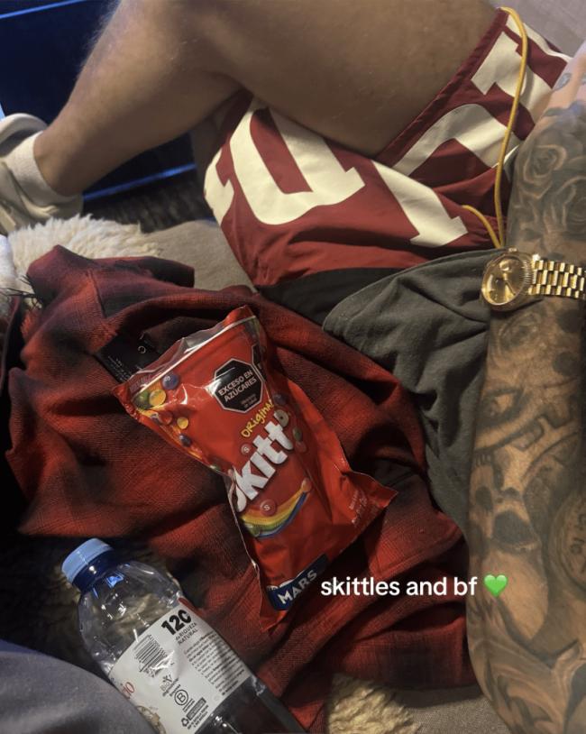 Cassidy también compartió una foto de ella acurrucada con Payne y comiendo Skittles a principios de esta semana.Tiktok/kateecass
