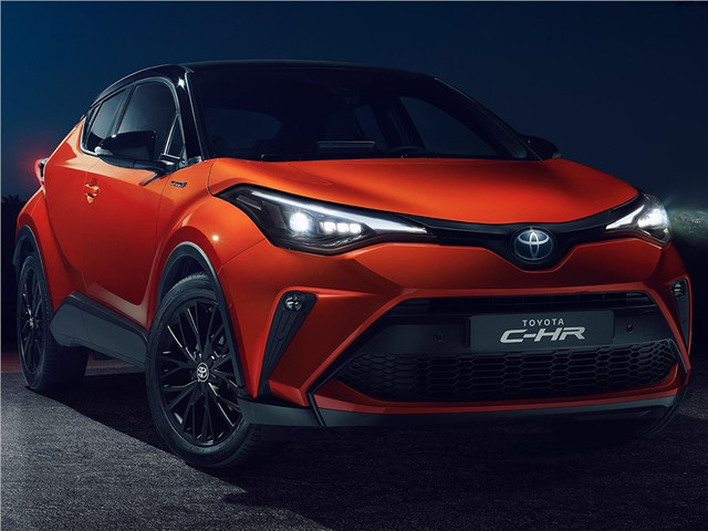 TOYOTA C-HR (ТОЙОТА СИ-ЭЙЧАР)
На отечественном рынке Toyota C-HR появилась летом 2018 года, а ее мировой дебют прогремел еще в 2016. Производитель решил, что наступила пора подогреть интерес к модели, и выпустил обновленную версию. Фактически она является первым плановым и не особо глубоким рестайлингом. Производитель добавил в палитру новый силовой агрегат, изменил настройки шасси и электрического усилителя рулевого управления, а также поработал над внешностью. Отличить новинку от предшественника можно по фарам головного освещения. Отныне, даже самые базовые комплектации получили полностью светодиодную начинку. Дневные ходовые огни объединились с указателями поворота и располагаются в верхней части. Передний бампер лишился вентиляционной щели, получил увеличенный центральный воздухозаборник и измененные противотуманные фары. Они переехали значительно выше, на боковые декоративные углубления и стали гораздо компактнее. На корме можно увидеть стоп-сигналы с изменённой графикой и слегка подретушированный бампер. Салон получил более эффективную шумоизоляцию. На центральной консоли расположился сенсорный экран мультимедийной системы. Она получила программное обеспечение для синхронизации со смартфонами посредством интерфейсов Apple CarPlay и Android Auto.

РАЗМЕРЫ
Тойота Си-ЭйчАр- это компактный городской пятиместный кроссовер. Он насчитывает 4360 мм в длину, 1795 мм в ширину, 1565 мм в высоту и 2640 мм между колесными парами. Дорожный просвет не особо впечатляющий и сопоставим с большинством легковых моделей. Между нижней точкой днища и грунтом остается всего 160 миллиметров. В основе автомобиля лежит фирменная модульная платформа TNGA с полностью независимой архитектурой подвески. Спереди стойки McPherson с жесткими рычагами и подрамником, а сзади полноценная многорычажная конструкция. Багажник чуть меньше среднестатистического. При поднятых спинках заднего дивана и загрузке под верхнюю полку, он может предоставить до 270 литров свободного пространства.

ТЕХНИЧЕСКИЕ ХАРАКТЕРИСТИКИ
На отечественном рынке, дореформенная версия Toyota C-HR предлагалась с тремя вариантами силовой установки. Базовый вариант комплектовался рядной бензиновой турбированной четверкой объемом всего 1,2 литра. Её пиковая отдача составляет 115 лошадиных сил при 5200-5600 об/мин и 185 Нм крутящего момента в диапазоне от 1500 до 4000 оборотов коленчатого вала в минуту. В комплекте идет шестиступенчатая механическая коробка передач, которая отправляет всю мощность на колеса передней оси. За дополнительную плату, можно заказать двухлитровую атмосферную бензиновую четверку с бесступенчатым вариатором и таким же типом привода. Мотор развивает 148 лошадей при 6000 об/мин и 189 Нм момента при 3800-3900 об/мин. Старшая комплектация предполагает базовый 1,2-литровый мотор с бесступенчатым вариатором и системой подключаемого полного привода. Крутящий момент на заднюю колесную пару передается посредством многодисковой муфты. После рестайлинга производитель добавил в гамму еще одну двухлитровую рядную атмосферную четверку. Она работает совместно с электромотором и вариатором. Мощность такого тандема находится на отметке в 184 лошадиных сил.