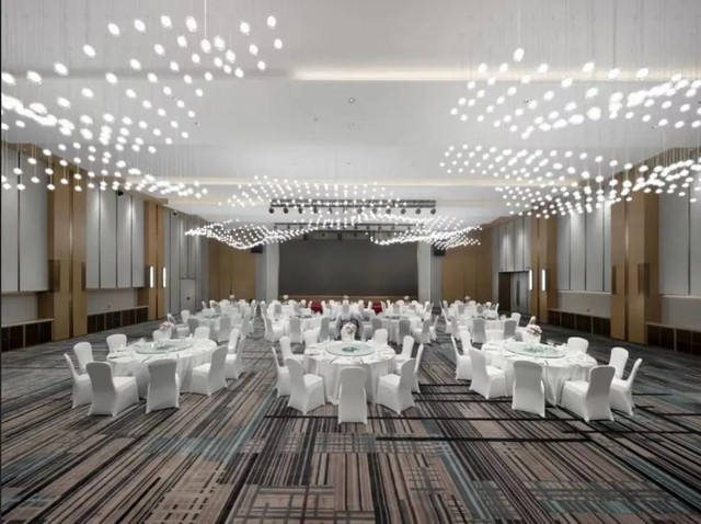 关于乌鲁木齐开具会务费发票【15718422515林/经/理//←←←電/威同步】哪里有开发票！经营范围：建筑、租赁、建材、劳务、办公用品、咨询、材料、打印、印刷、家电、工程款、会议、会务、办公耗材、办公设备、医疗器械、体育用品、劳保用品、设备租赁、汽车租赁、场地租赁、办公室租赁、汽车配件、垃圾清运、地推吸粉、车厢、礼品、购物卡、运输、园林绿化、建筑工程、苗木款、电影发行款、广告制作、广告策划、广告设计、活动代理、技术服务、汽车用品、厨房用品、办公桌椅、酒店用品、五金工具、五金材料、金属材料、电子材料、运输、设备维修、电器维修、电梯安装、电梯维修、设备安装、展览、装饰材料、装修、网络维护、物业管理、水电、房屋租赁、房租、信息咨询、咨询、加油、汽油、柴油、广告、酒店住宿、餐饮、机械设备、服务、设备加工，技术加工、机械加工、茶叶、文具、A4纸、硒鼓、墨盒、劳保用品、鞋子、首饰、服装服饰、手撕定额、钢材、管道、不锈钢、铝合金、玻璃制品、塑胶、模具模板、电线电缆、机动车、木材、写真、泡沫字、及时贴刻字、喷绘布、高清V软膜、普通软膜商演出场、肖像代言、广告代言、网络技术、计算机软硬件的技术服务、技术咨询、技术开发、成果转让,企业管理咨询,市场营销策划,网页设计,图文设计,工业产品设计,室内装饰设计,文化创意策划,仓储服务等等统一国税网查询 , 合作共赢！
这些支持通常包括广告及印刷、礼仪、秘书服务、运输与仓储、娱乐保健、媒介、公共关系等。基于这些支持均为临时性质，如果会议主办方分别寻找这些行业支持的话，其成本费用可能比市场行价要高，如果让专业会议服务商代理，将获得价格相对比较低廉且服务专业的支持。对于这些单项服务支持，应尽可能细化各项要求，并单独签订服务协议。
会议费包含八项核心支出：
基础费用：住宿费（标准间/套房报价）、伙食费（按单餐计价）、会议室租金（分时段计价） [4]
服务支出：文件印刷费、医药费、制作指引水牌费用、会议横幅费用 [4]
附加费用：统一安排的交通接送费、体温检测服务费 [5]在线会议可列支设备租赁费及技术服务费，但不得与线下会议重复报销 [5] [7]。
报销需提供三份核心材料：
会议通知文件及签到表（包含实际参会人员信息）
经审批的预算表与服务协议（超3万元需签订书面合同）
发票及分项消费明细清单（须注明费用调剂情况） [5] [7]科研类会议需单独制定管理办法，未制定的单位参照机关标准执行，差旅费按财政部门规定另行报销 [3-4]。