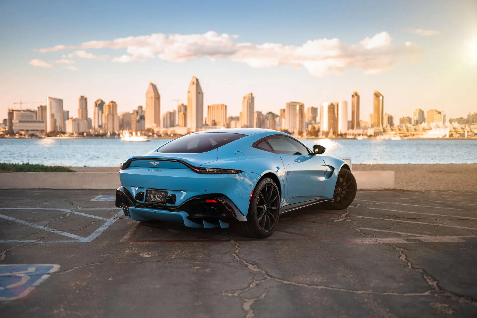 Aston Martin Vantage photo 4