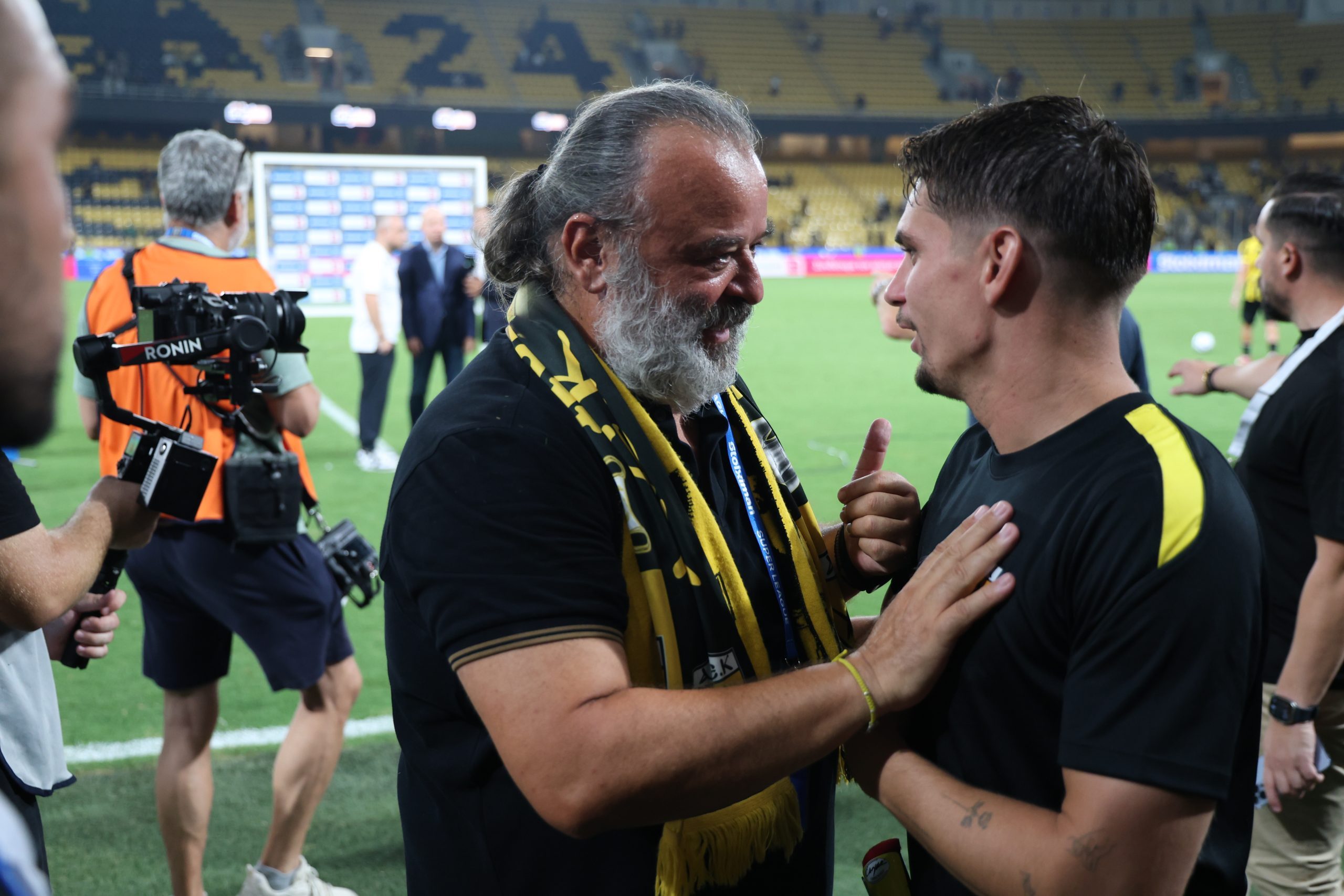 Ο Μάριος Ηλιόπουλος αγκάλιασε τους παίκτες της ΑΕΚ μετά την «τεσσάρα» στον Ηρακλή (VIDEO)