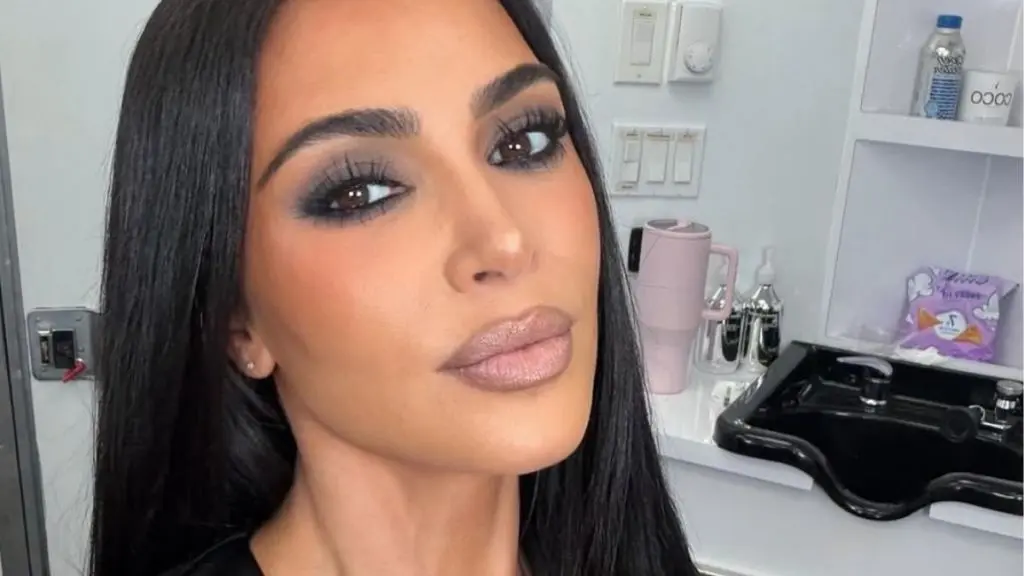 Kim Kardashian Își Dezvăluie Noul Look îndrăzneț
