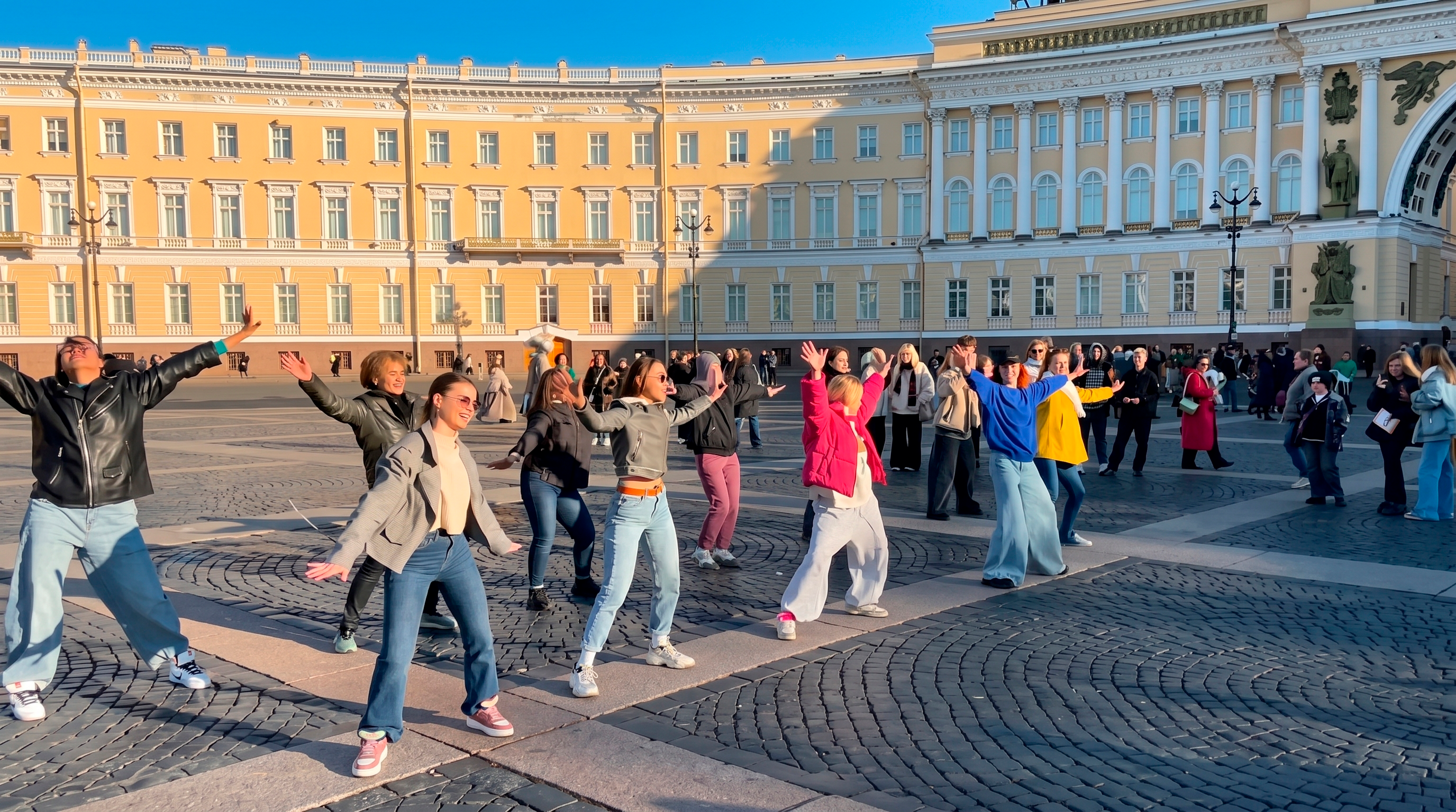 Участники танцуют во время флешмоба