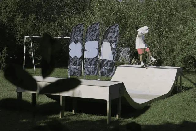 Райдер на мини-рампе Lil Ramp на частном участке
