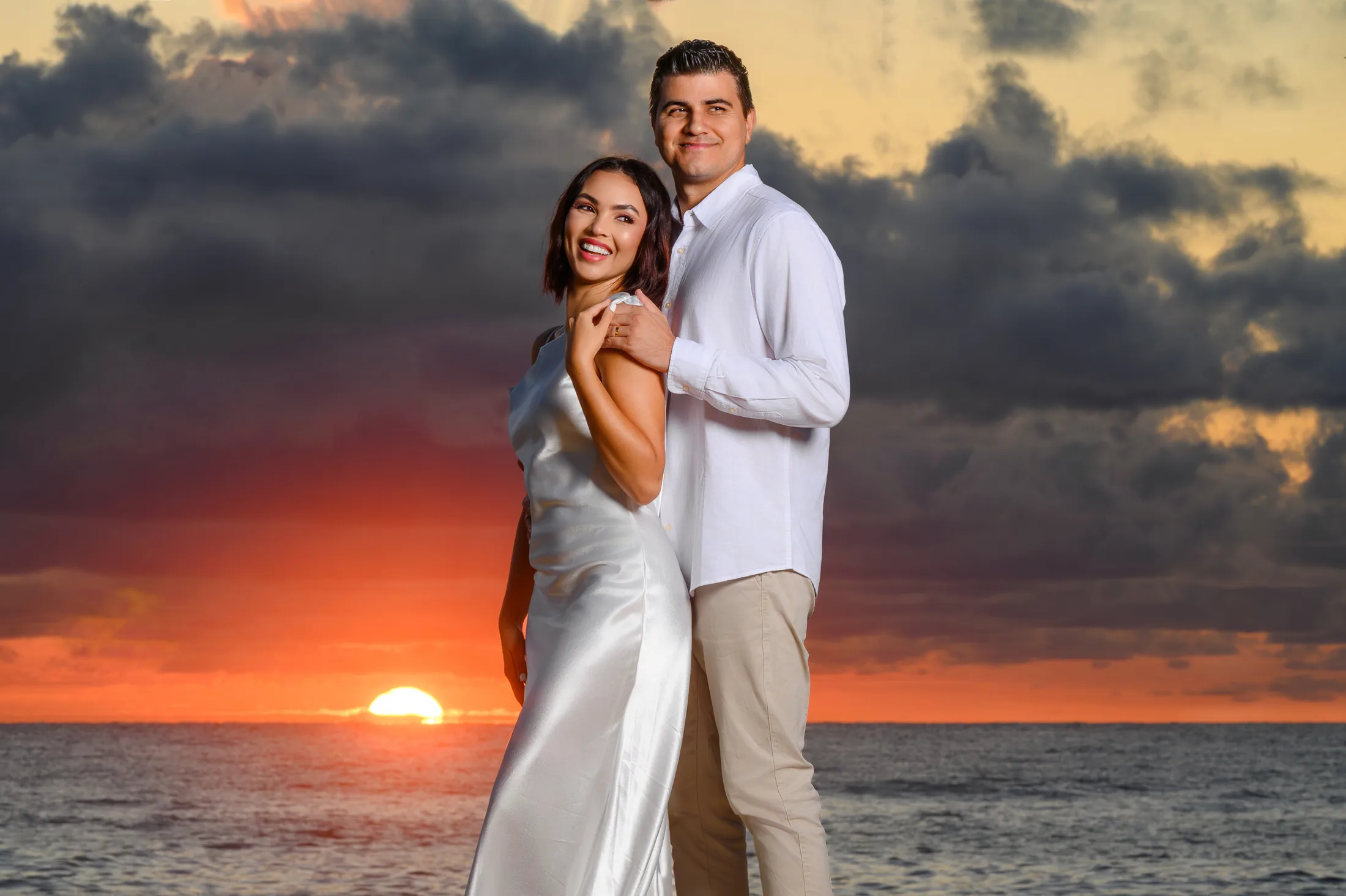 Casal em ensaio romântico ao nascer do sol na Praia do Estaleirinho