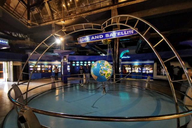 03-globe-satellite.jpg