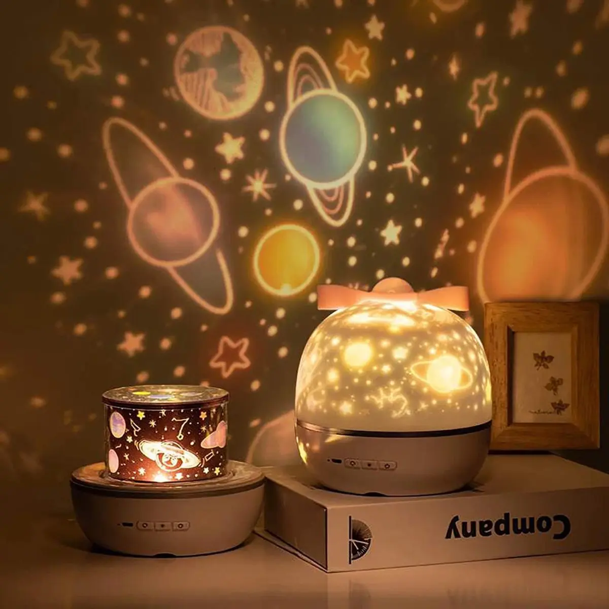 Proyector velador infantil giratorio proyectando planetas y estrellas