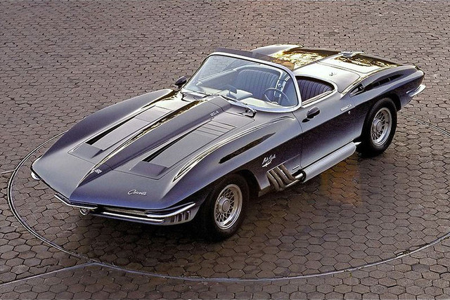 Chevrolet Corvette был любимым спортивным автомобилем Америки на протяжении почти 60 лет. Будучи первым серийным автомобилем с кузовом из стекловолокна, его кузов первого поколения был современным, в соответствии с предложениями в стиле «конверт», такими как Nash Healey и MG «A», но не слишком ярким. Ситуация изменилась в 1961 году, когда восторженной публике был показан футуристический концепт-кар XP-755.Созданный Ларри Шинодой с большим талантом, он был вдохновлен приключениями главы конструкторского отдела GM Билла Митчелла и, таким образом, получил свое прозвище Mako Shark. Будучи звездой автосалона 61 года, он предсказал основные элементы Vette второго поколения Stingray , которые вскоре после этого появятся в автосалонах.Невероятно, но четыре года спустя дизайнерское подразделение Chevrolet повторило успех первой Shark, выпустив еще одну машину мечты, Mako Shark II, которая предсказывала внешний вид следующего поколения Sting Ray - C3.Сегодня оба этих новаторских автомобиля широко представлены в Музее наследия GM. Обратите внимание на GM Futurliner сзади.Представленный здесь Chevrolet Corvette Convertible 1968 года является одним из первых произведенных автомобилей C3. Вначале он был изменен по образу и подобию Mako Shark II, проехал всего несколько миль, а затем простоял в гараже почти 30 лет.Гениальность акулы-мако: автомобиль выглядит намного органичнее, жестче, чем обычный Sting Ray, и тем не менее, восхищенные прохожие мгновенно узнают его как Corvette. Стеклянный корпус в отличном состоянии, без микротрещин и деформаций. Двери открываются через скрытые соленоиды. Совершенно новые функциональные хромированные боковые трубы. Обратите внимание на аутентичные детали, такие как полированные алюминиевые эмблемы акул и плавные линии съемной жесткой крыши.Mako Shark можно использовать как купе с жесткой крышей или кабриолет, в зависимости от погоды и ваших предпочтений. Уникальная для этой Shark жесткая крыша с кристально чистым задним стеклом находится в отличном состоянии. Правильный черный складной верх - новенький. Когда жесткая крыша установлена, он исчезает в своем первоначальном отсеке за сиденьями.Наша Shark была окрашена аналогичным образом: верхний цвет был близок к цвету Corvette Le Mans Blue, а снизу переходил в серебристо-белый. Конфетная раскраска держится очень хорошо. Это действительно выглядит потрясающе с нескольких футов; При ближайшем рассмотрении можно заметить несколько незначительных недостатков, связанных с возрастом и использованием, но ничего особо значительного.Огромный «капот» наклоняется вперед, обнажая мощный мотор Big Block. Чудовище выглядит чистым и сухим, с идеальными хромированными крышками клапанов, воздухоочистителем и крышкой тормозного бачка. Опции включают 4-колесные дисковые тормоза с усилителем и усилитель рулевого управления. Двигатель получил то внимание, которого он заслужил после долгого сна, включая карбюратор, свечи, провода, ремни и шланги, а также полную замену жидкости и настройку. Чтобы исключить склонность к перегреву, был добавлен электрический вентилятор с термостатическим управлением.
Коробка передач была проверена и снова запломбирована. Установлены новый диск сцепления, нажимной диск и выжимной подшипник.Особое внимание было уделено тому, чтобы подвижный состав идеально подходил к передним и задним колесным аркам, чтобы обеспечить идеальную стойку Mako Shark. Был закуплен набор новых стальных колес Corvette, увенчанных дорогостоящими, потрясающе выглядящими опциональными колпаками со спицами 68-го года, сделанными из анобтаниума. Совершенно новые шины COOPER COBRA Radial GT с белыми выпуклыми буквами размером 235 / 70R15 спереди и 275 / 60R15 сзади дополняют идеальную картину.Помимо красивого рулевого колеса с деревянным ободом, кабина Shark остается костяной - вы не можете улучшить ее до совершенства. Фары, датчики и дворники полностью исправны.Облегающие сиденья Mako Shark имеют угол наклона 33 градуса. Заменено большинство уплотнителей автомобиля. Дверные панели в отличном состоянии, оконные ручки новые.Вместительное багажное отделение за сиденьями. Обратите внимание на чистое ковровое покрытие и два отделения для хранения вещей, в правом из которых находится (новый) аккумулятор.Оправившись от штормового фронта, обрушившегося на постоянно солнечный SoCal, мы воспользовались возможностью, чтобы взять Shark на тест-драйв, когда небо снова прояснилось.
Большой зверь заводится при первом повороте ключа и с приятным грохотом трогается с места.Вы не сможете никуда пойти в большой Дорожной Акуле конфетного цвета, не привлекая безраздельное внимание каждого мужчины, женщины и ребенка, с которыми вы встречаетесь. Челюсти опускаются, шеи трескаются, пальцы указывают, вспышки камер сотовых телефонов, руки взмывают, чтобы помахать рукой. Детские выражения лиц взрослых мужчин и женщин в присутствии этой машины заставят вас улыбнуться. Это лучший способ угодить публике!
Благодаря полной мощности, Mako Shark легко пилотировать. Здесь самое подходящее слово. Обладая превосходным крутящим моментом, автомобиль ускоряется, как грузовой поезд, практически с любых оборотов и на любой передаче. Не следует сообщать о вредных привычках, курении или употреблении (масла).Вернувшись домой после волнующего приключения за рулем этого удивительного уникального автомобиля, мы благодарны за возможность отправиться в прошлое за рулем могучей акулы-мако. Это действительно убер-корвет!Этот феноменальный, уникальный автомобиль Vette только что был тщательно отсортирован и готов к поездке куда угодно. Будь то интересное вложение, воскресный водитель, участник мероприятий Pro Touring или просто выступление и типичная беседа на любом собрании поклонников автомобилей: Mako Shark предлагает неограниченные возможности.