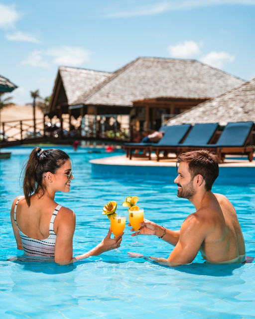 Casal aproveitando o resort