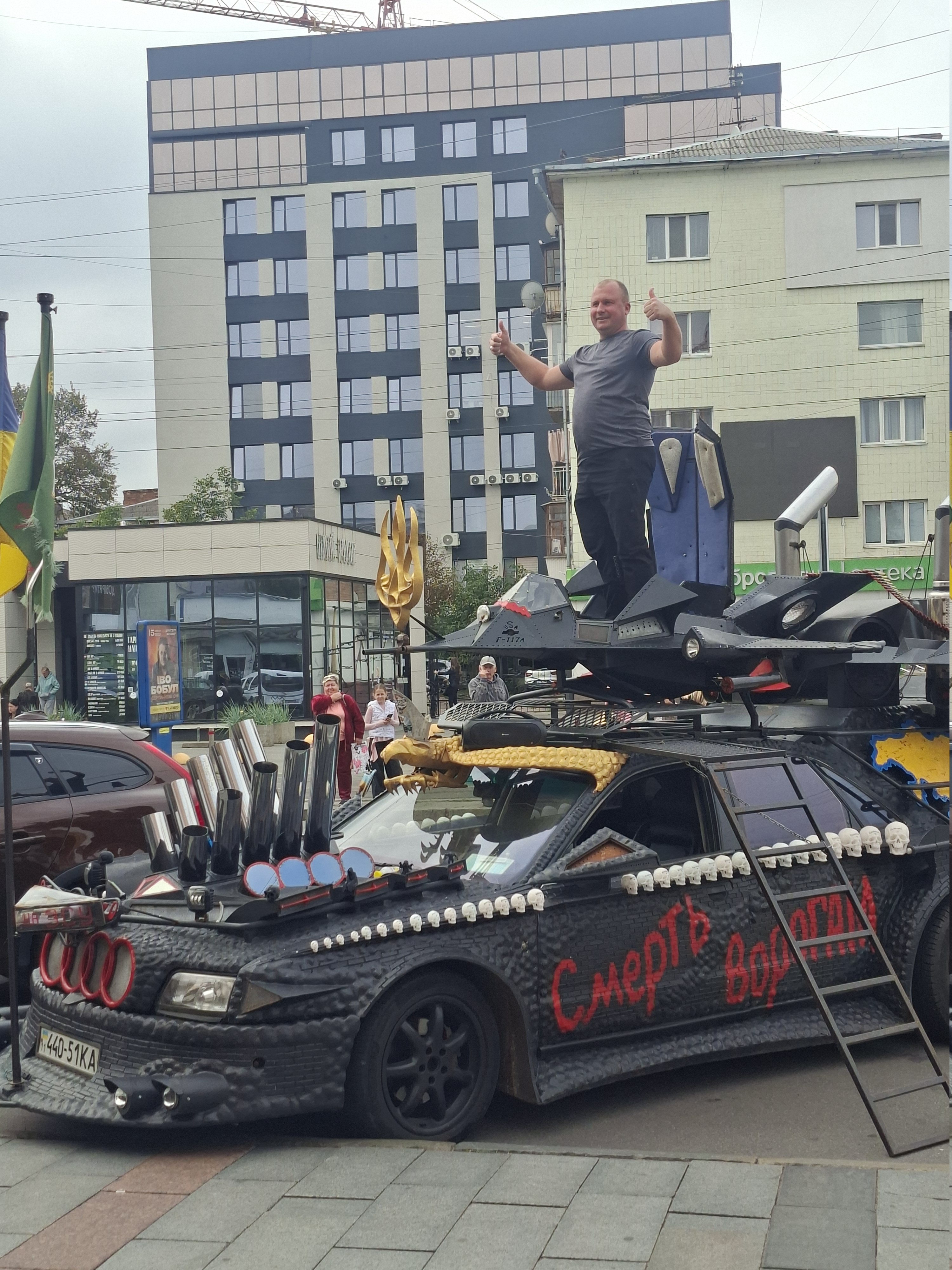 У центрі Житомира помітили незвичний диво-автомобіль: майстер збирає донати на ЗСУ