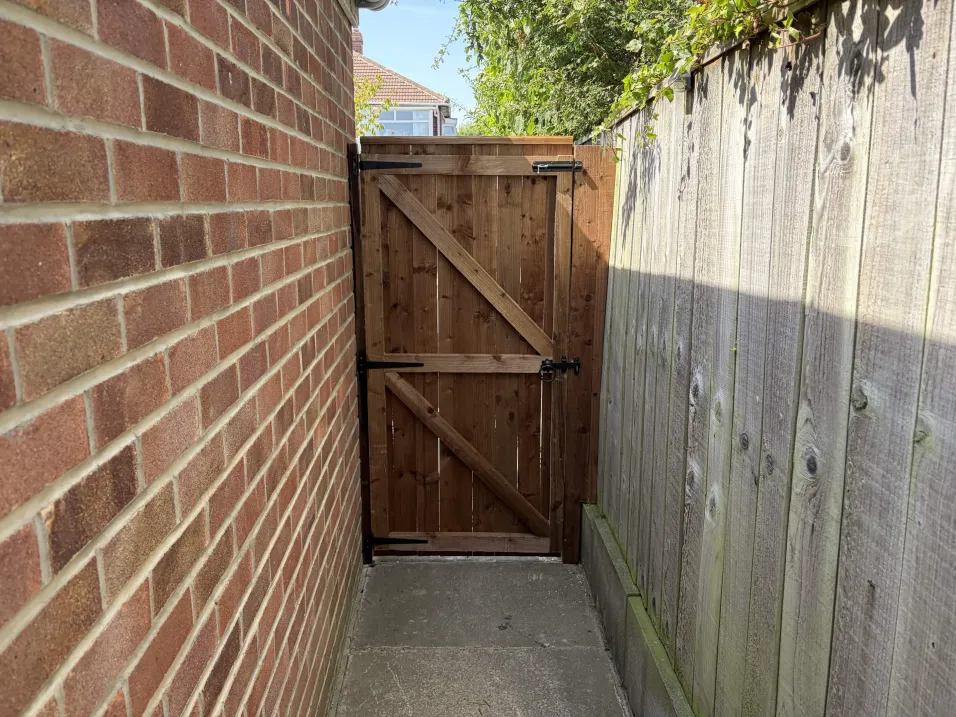 Close Boarded Fencing installation example 10