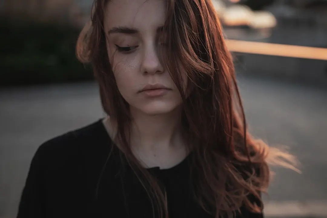 Un adolescent se luptă cu anxietatea