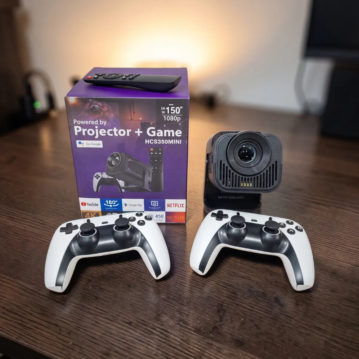 Proyector Smart HCS350MINI con consola gamer retro y dos joysticks