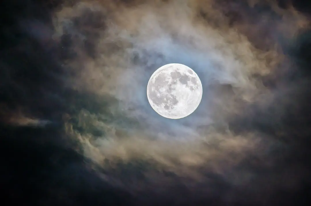 Full Moon in Aquarius Ignites Minds, Reveals Truths