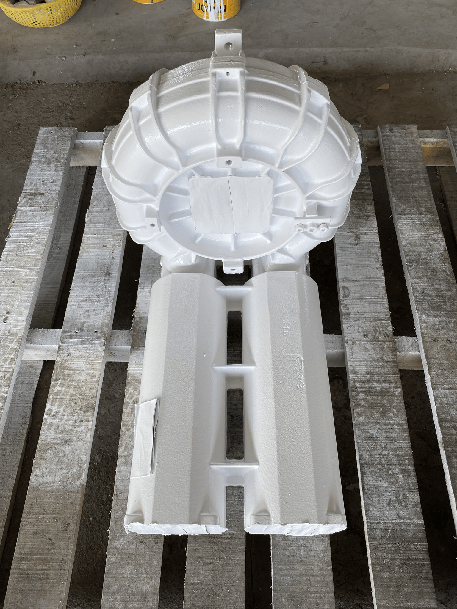 Dynamic balancing machine in operation for HV motor rotor correction