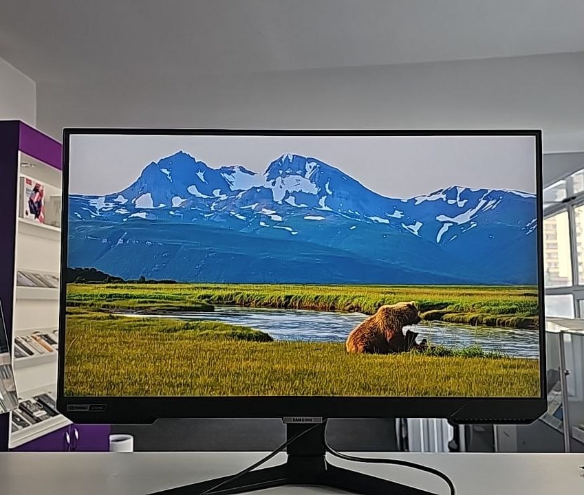 Монитор Samsung S25B400E — 25" экран в чёрном корпусе, подойдёт для работы, учёбы и игр.