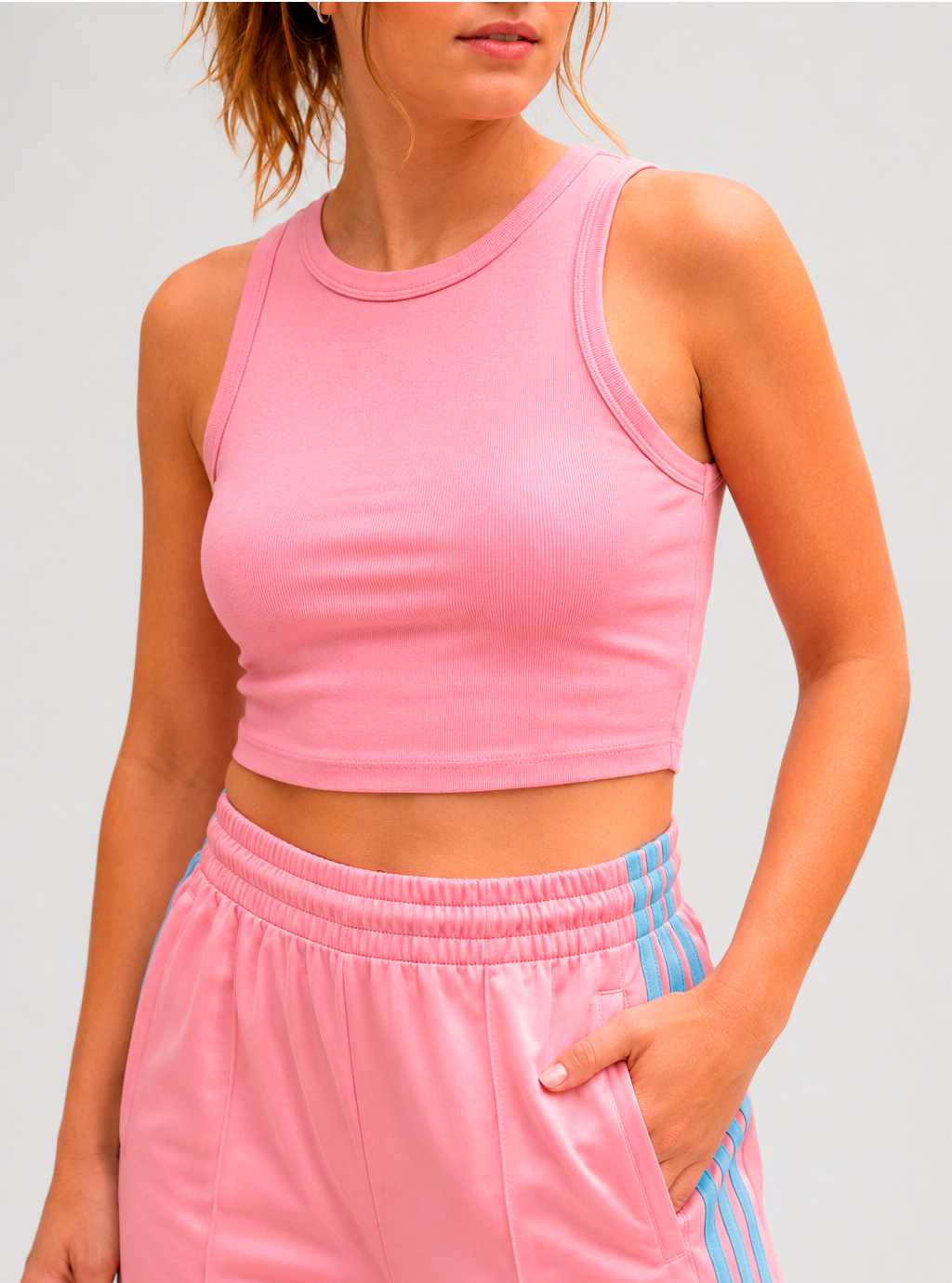 Detalle del pantal&oacute;n deportivo wide leg con tiras laterales
