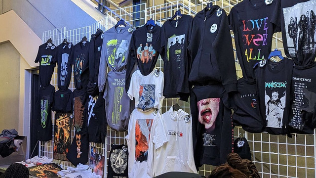 merch003