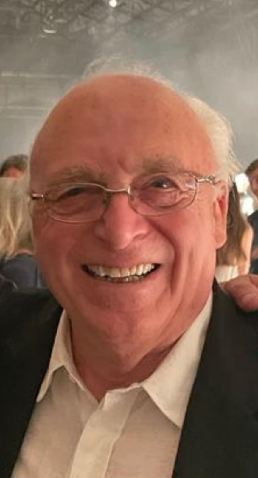 Chi era Roberto Sarti, il fondatore del Lanificio Faliero Sarti Ritratto in primo piano dell'imprenditore Roberto Sarti, fondatore del Lanificio Sarti