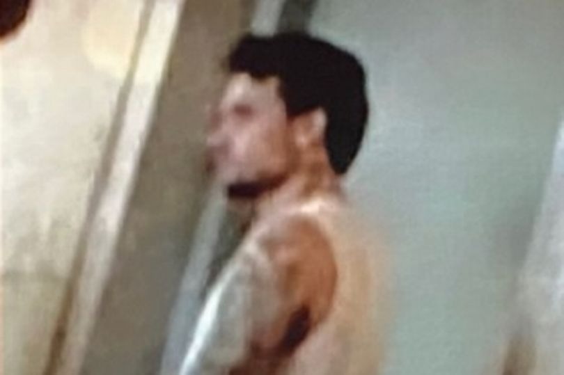 El ex miembro de One Direction vestía una camiseta blanca sin mangas y pantalones.América TV