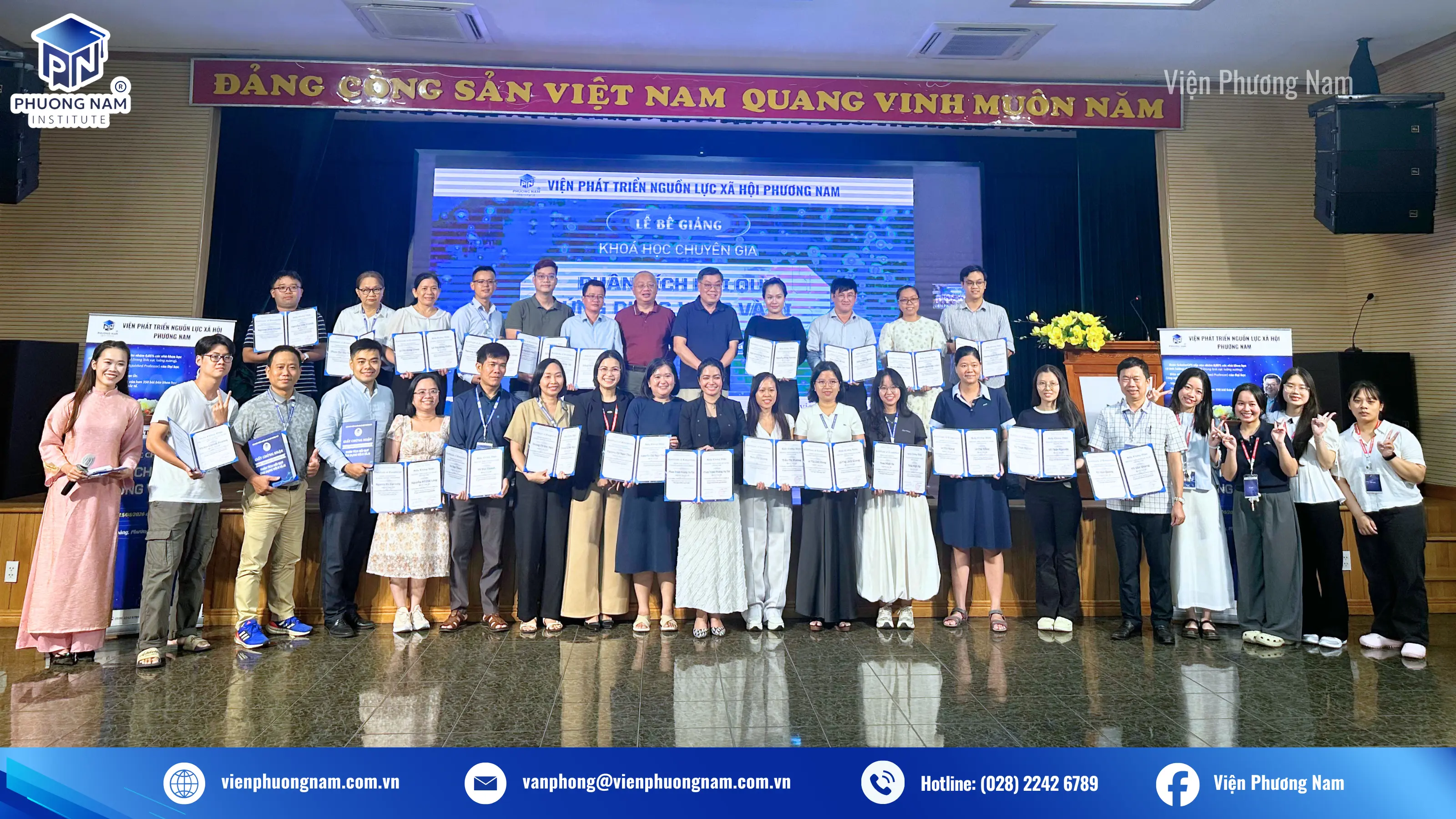Ảnh tập thể Báo cáo viên, Viện trưởng và học viên;