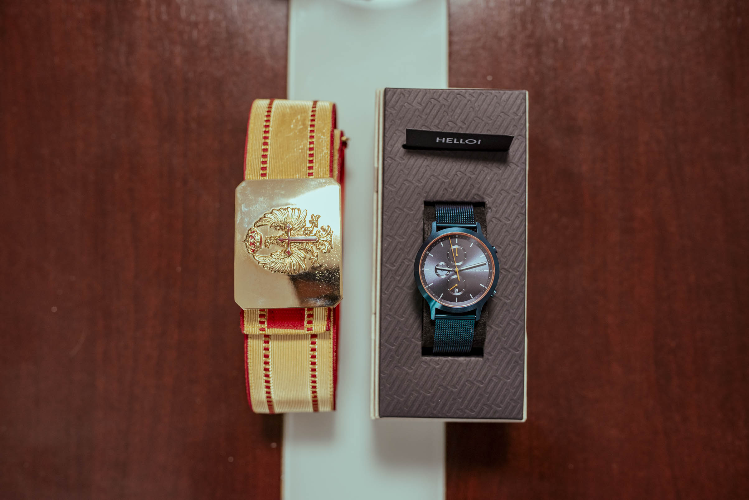 Detalle del reloj y cinturón del novio durante los preparativos de una boda en Zaragoza