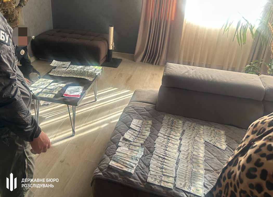 Посадовець заповідника зі спільниками організували переправу в білорусь: брали по 10 тис дол і перевалка була в селі на Житомирщині