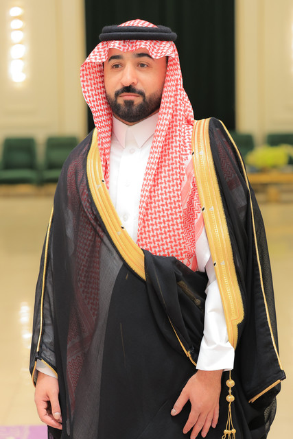 ٣