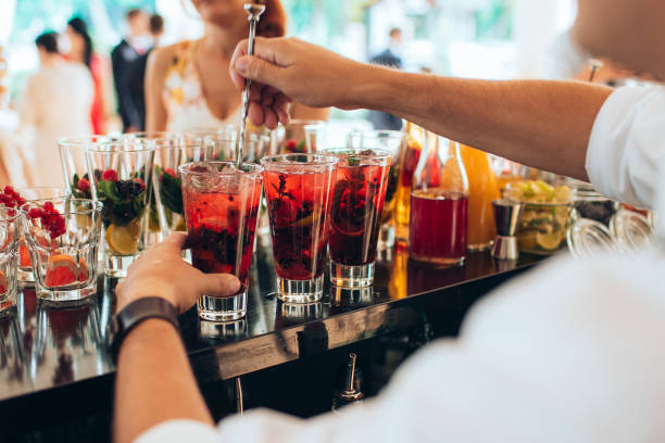 Welcome Drink có Bartender biểu diễn pha chế