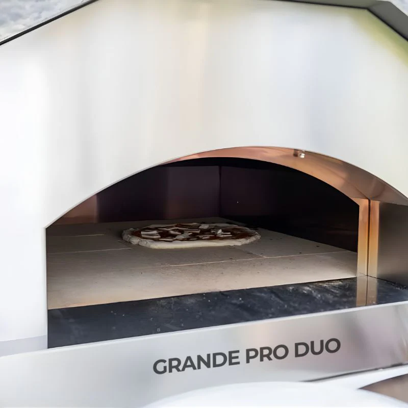 Cooking pizza in ItaliaForno Grande Pro