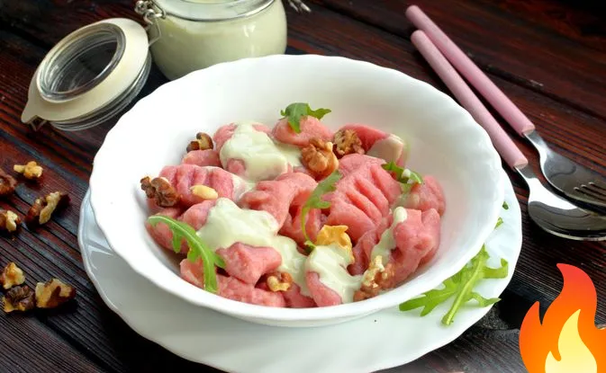 Постер Картофельно-свекольные ньокки с сырным соусом и грецкими орехами