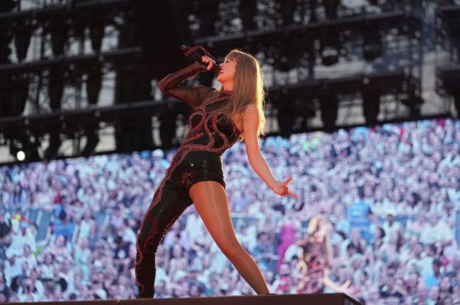 Swift había usado previamente un traje rojo y negro adornado con una serpiente durante toda su gira.Getty Images para TAS Rights Management