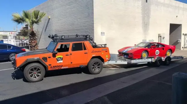 Редкий Lamborghini LM002 оснастили турбодизелем Cummins, чтобы таскать старые Ferrari
Lamborghini LM002, на прицепе у которого находится гоночный Ferrari — картина довольно необычная. Но такой автомобиль существует в...


Lamborghini LM002, на прицепе у которого находится гоночный Ferrari — картина довольно необычная. Но такой автомобиль существует в реальности. Этот внедорожник 1989 года выпуска принадлежит семейной компании Italian Design and Racing, занимающейся реставрацией Ferrari.Сообщается, что это один из всего лишь 48 внедорожников этой модели, проданных за всё время в США. При этом LM002 был серьезно модифицирован.

Под капотом теперь находится 5,9-литровый турбодизель Cummins, развивающий 600 л.с., а главное — обеспечивающий невероятный крутящий момент в 1600 Нм. Это очень помогает в буксировке прицепа.Вообще, этот проект обязан своим развитием Тине Тернер — да, той самой певице Тине Тернер — которая в своё время сменила V12 от суперкара Countach на своем LM002 на 5,0-литровый Mercedes-Benz V8 с автоматической коробкой передач. Идея убедила владельца этого экземпляра изменить его таким же образом.

И это было чертовски правильным решением. Все знают, что штатному 5,2-литровому мотору мощностью 455 л.с. было тяжело справляться даже с весом пустого внедорожника, не то что таскать прицепы.В итоге предыдущий владелец этого LM002 поставил под капот V8 от Mercedes-Benz, как у Тины Тернер, но остался недоволен результатами. Грузовик работал нормально, всё еще был далек по динамике от суперкаров Lamborghi.

Модификации продолжил текущий владелец внедорожника. Сначала он планировал установить морской мотор Lamborghini мощностью 600 л.с., но тот оказался слишком большим для шасси LM002. Тогда его сын уговорил купить 5,9-литровый дизель Cummins со старого пикапа Ram. Установив ряд гоночных модификаций, вдалось довести мощность мотора до 600 л.с.Среди других модификаций числятся особые амортизаторы и шестипоршневые тормозные суппорты Wilwood. Все новые элементы устанавливаются на стандартные крепления, чтобы всегда оставалась возможность вернуть редкий внедорожник в стоковое состояние. Еще одним оригинальным элементом являются дверные ручки, напечатанные на 3D-принтере.

В итоге дизельный Lamborghini LM002 стал служебным автомобилем и игрушкой выходного дня. В планах установить гоночную трансмиссию 48RE, чтобы максимально реализовать потенциал 600 л.с. А долгосрочной целью является проехать на нём 1 миллион миль, или 1,6 миллиона километров.