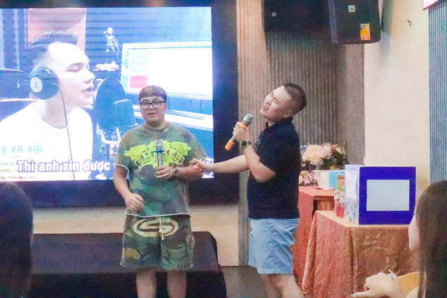 Karaoke tập thể trong đêm Gala Dinner