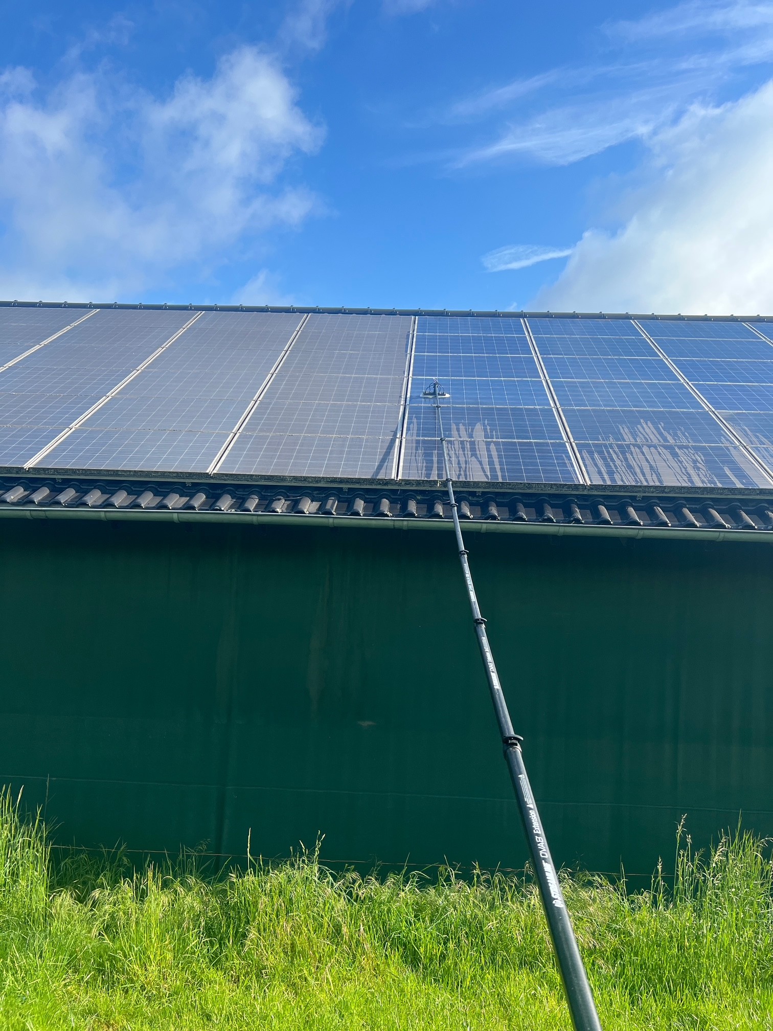 Reinigung der landwirtschaftlichen PV-Anlage vom Boden aus mit Teleskop-Bürste – ohne Dachbetreten, ohne Hubarbeitsbühne