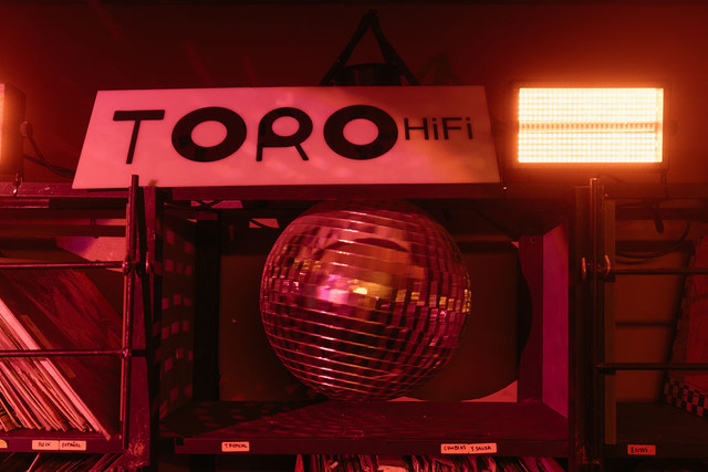 Letrero de Sala Toro