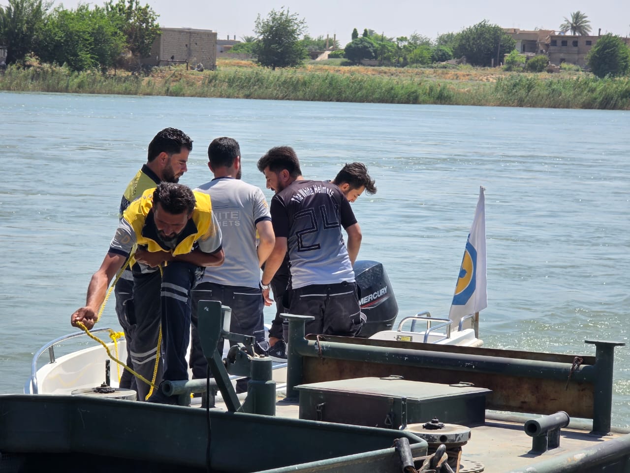 استمرار البحث عن مفقودين...مسؤولون محليون يتحدثون لـ "العين السورية" عن ملابسات حادث غرق العبارة