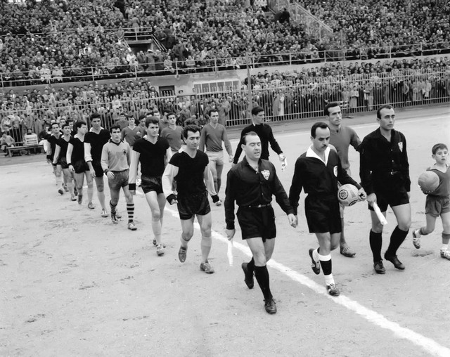 2 ΔΕΚ.1962 ΠΑΝΙΩΝΙΟΣ ΑΕΚ 2-1
ΜΑΣΚΩΤ Ο ΘΩΜΑΣ ΜΑΥΡΟΣ!