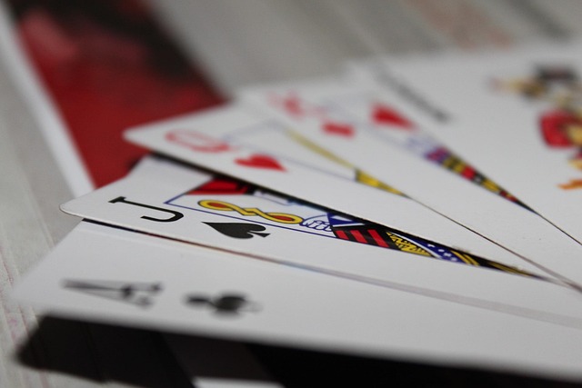 Casino Spieler nutzt Tablet für moderne Online Slots mit Echtgeld