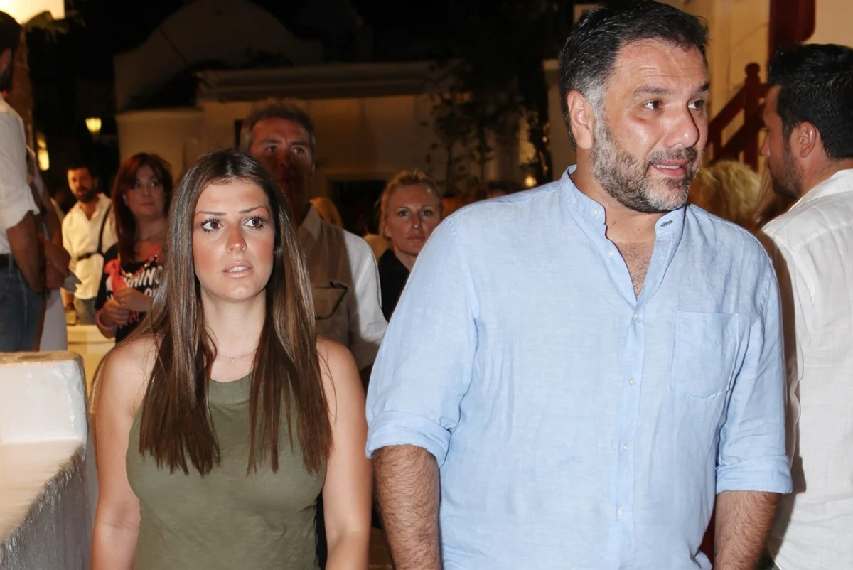 Ο γιος του Αρναούτογλου ποζάρει αγκαλιά με τη μαμά του στο Ναύπλιο