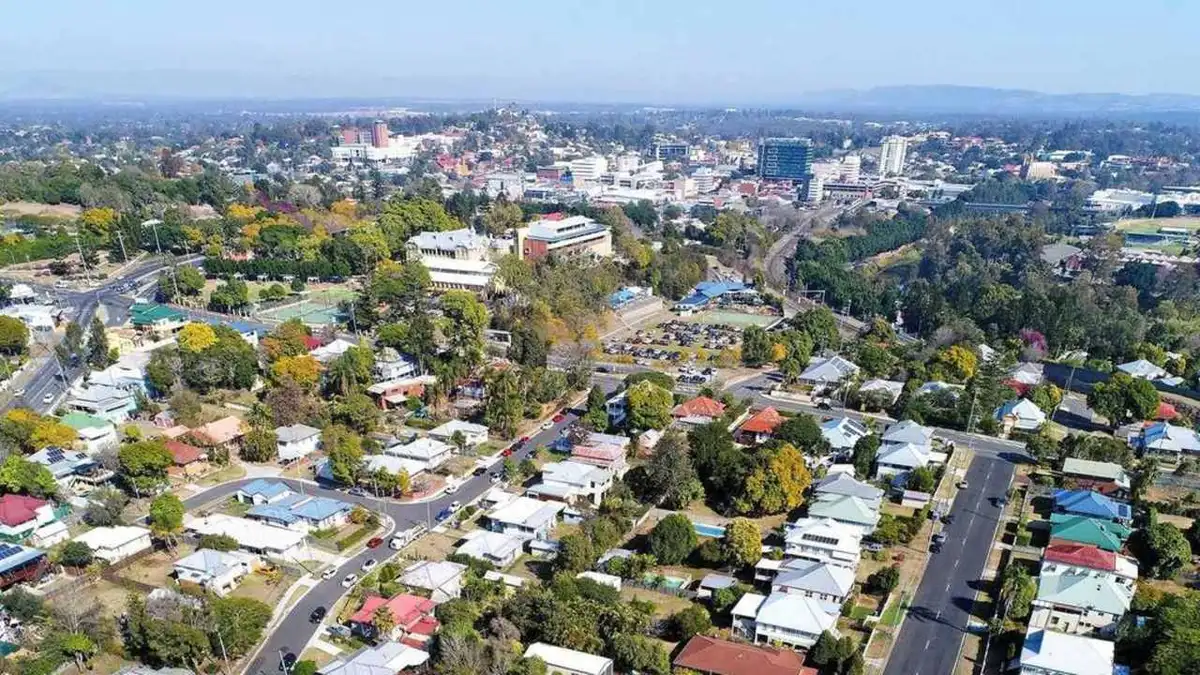 Suburbiile australiene explodează de bogăție, orașele rămân în urmă