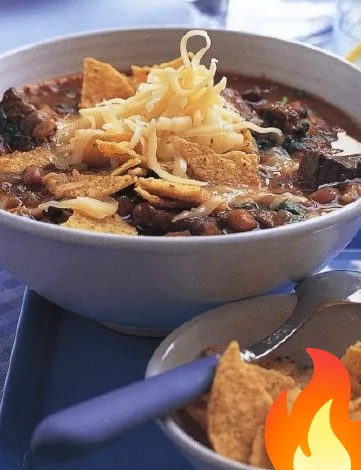 Постер Мексиканский фасолевый суп с кукурузными чипсами и сыром