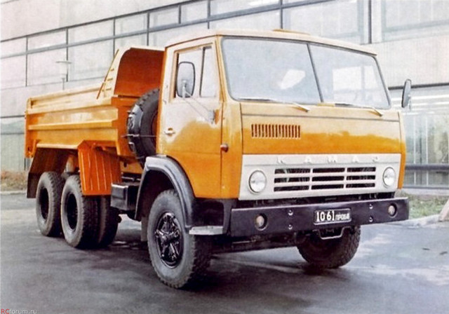 В 1969 году, ещё до создания опытных бортовых автомобилей, в экспериментальном цехе ОГК ЗиЛ были построены два образца шасси самосвалов ЗиЛ-Э5510 (заводские №№ шасси — 2 и 3; шасси № 1 — это опытный седельный тягач ЗиЛ-2Э170В), предназначавшихся для освоения производства на будущем Камском автомобильном заводе. План требовал до конца года вывести на заводские испытания уже готовые самосвалы. Оба образца шасси были немедленно переданы на Мытищинский машиностроительный завод (ММЗ), которому Правительством СССР была поручена разработка конструкции самосвального кузова и подъёмного механизма для перспективного автосамосвала с задней разгрузкой грузоподъёмностью 7 т, предназначенного для перевозки сыпучих и навалочных строительных материалов.

 	ZiL-MMZ-E5510 - early prototype of KamAZ-5510 dump truck, 1970 (649 Kb)
ЗиЛ-ММЗ-Э5510
К концу 1969 года в Мытищах были изготовлены два опытных образца самосвала ЗиЛ-ММЗ-Э5510 с ковшеобразным кузовом. Их испытания на ЗиЛе начались в конце января 1970 года и закончились осенью того же года. Известно, что в этот период, бригада под руководством Е.Н. Фокина проводила в районе Углича (Ярославской обл.) прочностные испытания одного из первых ЗиЛ-Э53202 и одного из самосвалов.

Испытания выявили серьёзные недостатки самосвальной установки, поэтому ММЗ было дано задание переработать её конструкцию. Одну машину (гаражный № 156) зиловцы вернули ММЗ, где в конце 1970 года она получила новый кузов коробчатого сечения с передним гидроцилиндром и обозначение ЗиЛ-ММЗ-2Э5510 (масса снаряженного автомобиля — 7270 кг; объём платформы — 5 м³).

Одновременно задание на разработку нового самосвального кузова получил МАЗ (главный конструктор М.С. Высоцкий). Сюда была передана вторая машина (гаражный № 163). В октябре 1970 года минчане заменили мытищинский кузов на кузов своей конструкции (управление механизмом подъёма платформы было электропневмогидравлическим и осуществлялось специальными клавишами).

В 1971 году оба самосвала, согласно техническому отчёту по результатам заводских пробеговых испытаний на долговечность, «прошли эксплуатационные испытания в карьере автополигона НАМИ, в районе г.Углич и на стройках г.Москвы в объеме 20 тыс.км. пробега по булыжному, грунтовому, щебеночному и асфальто-бетонным шоссе». Не смотря на то, что кузов ЗиЛ-ММЗ-2Э5510 испытаний не выдержал по прочности и дальнейшие работы на ММЗ были прекращены в связи с передачей темы на МАЗ, в 1972 году обе машины получили новые кабины, а их 180-сильные двигатели ЯМЗ-7Э641 были заменены на ЯМЗ-7401 той же мощности (дефорсированный вариант ЯМЗ-740; крутящий момент — 55 кгс*м).После принятия решения о продолжении доработки самосвальной установки и платформы, спроектированных МАЗом, в 1971 году на базе шасси КамАЗ-2Э5510 (автомобили 2-й опытной серии; известно, что один из них, получив на ЗиЛе гаражный номер № 342, вышел на пробеговые испытания в ноябре 1970 года) в Минске построили ещё два самосвала, отличавшиеся от первого минского образца улучшенным подъёмным механизмом и более совершенной конструкцией. Кроме того, за минчанами закреплялось «рабочее проектирование технологической части проекта Нефтекамского завода автосамосвалов — спутника КамАЗа». Первоначально планировалось, что в 1973-1974 годах будет пущена первая очередь НЗАС (до 1978 года — Завод по производству автосамосвалов и лебёдок, с 1993 — ОАО «Нефтекамский автозавод», НефАЗ), рассчитанная на выпуск пятнадцати тысяч самосвалов КамАЗ-5510 в год.

В декабре 1971 года ЗиЛом были сданы машины 3-й опытной серии КамАЗ-3Э5510. Шасси № 15 с кабиной предсерийного типа получило гаражный № 331, а шасси № 17 — гаражный № 315. В начале 1972 года они получили на МАЗе кузова, аналогичные установленным на КамАЗ-2Э5510, но в июне минчане заменили их на более совершенные. Осенью они прошли испытания, в которых для сравнения с целью определения ряда эксплуатационно-технических показателей принимали участие автомобили-самосвалы ЗиЛ-ММЗ-2Э5510 и МАЗ-503А (гаражный № 222).Следующая пара шасси для самосвалов, уже по утвержденной технической документации, была построена на ЗиЛе в сентябре 1972 года. Обе машины КамАЗ-5510 предназначались для проведения межведомственных испытаний, которые после установки на МАЗе кузовов, аналогичных обновлённым кузовам КамАЗ-3Э5510, начались в октябре 1972 года. Шасси № 20 получило гаражный № 541, а шасси № 21 — гаражный № 542.

Испытания были завершены с положительным результатом в ноябре 1973 года, КамАЗ-5510 был рекомендован к производству, но в серию пошёл совсем другой автомобиль-самосвал — КамАЗ-5511.