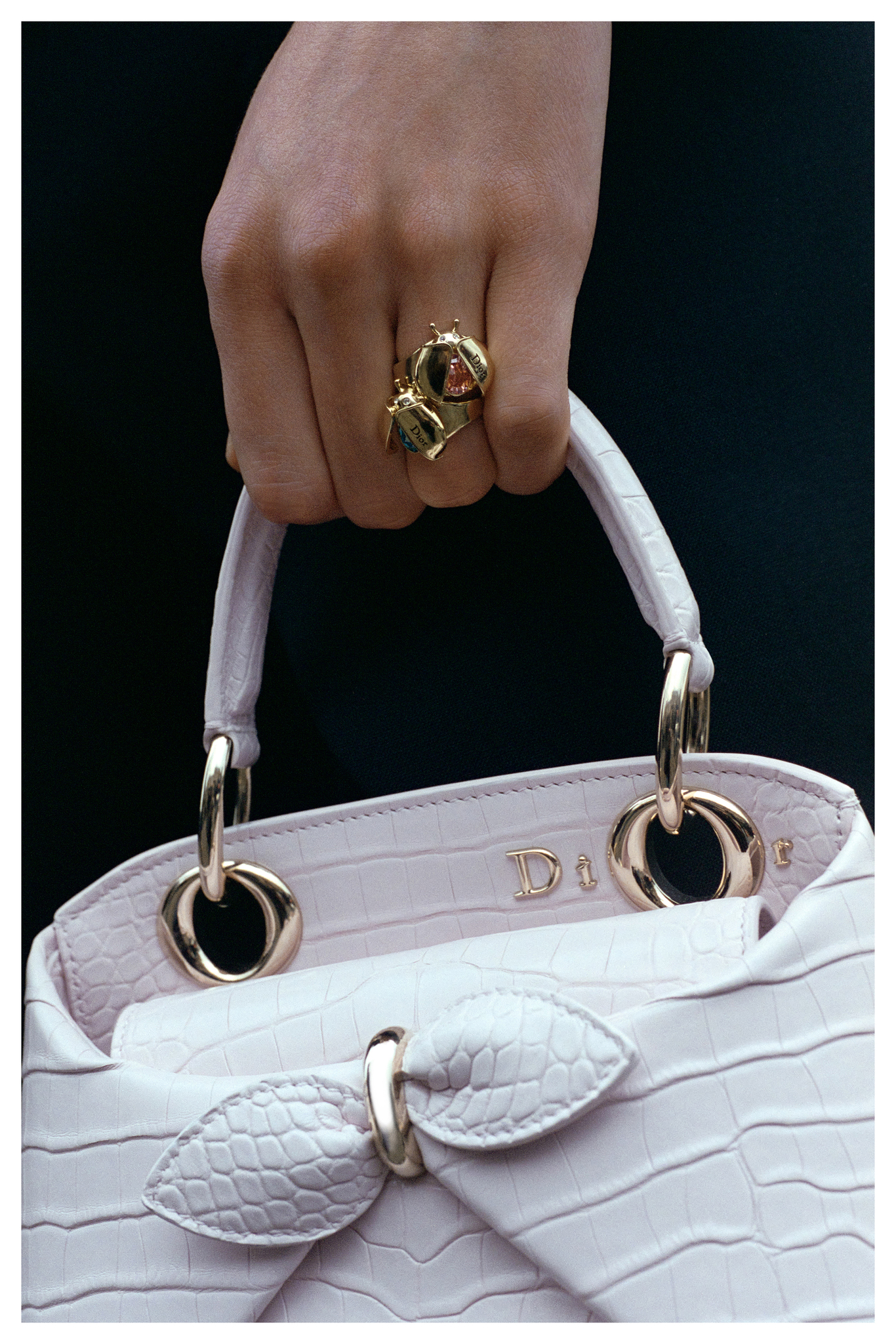 Lady Dior Fall 2026 dettaglio borsa Jonathan Anderson Dettaglio della borsa Lady Dior Fall 2026 con finiture in pelle e accessori gioiello