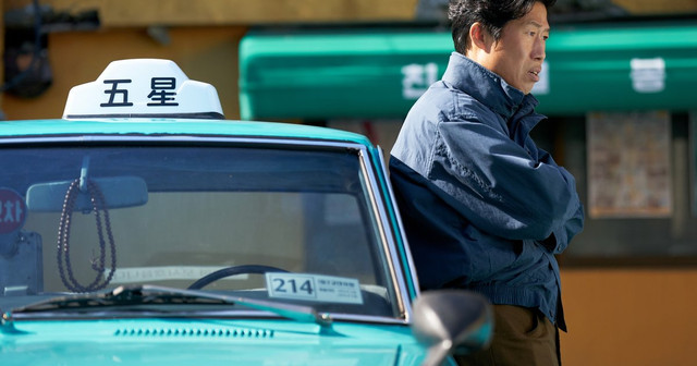 영화 암살자(들) 스틸컷, 1970년대 택시 옆에 선 인물