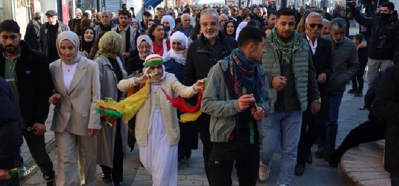 Halk şölenine katılan yurttaşlar: Onurlu barış için mücadele edelim