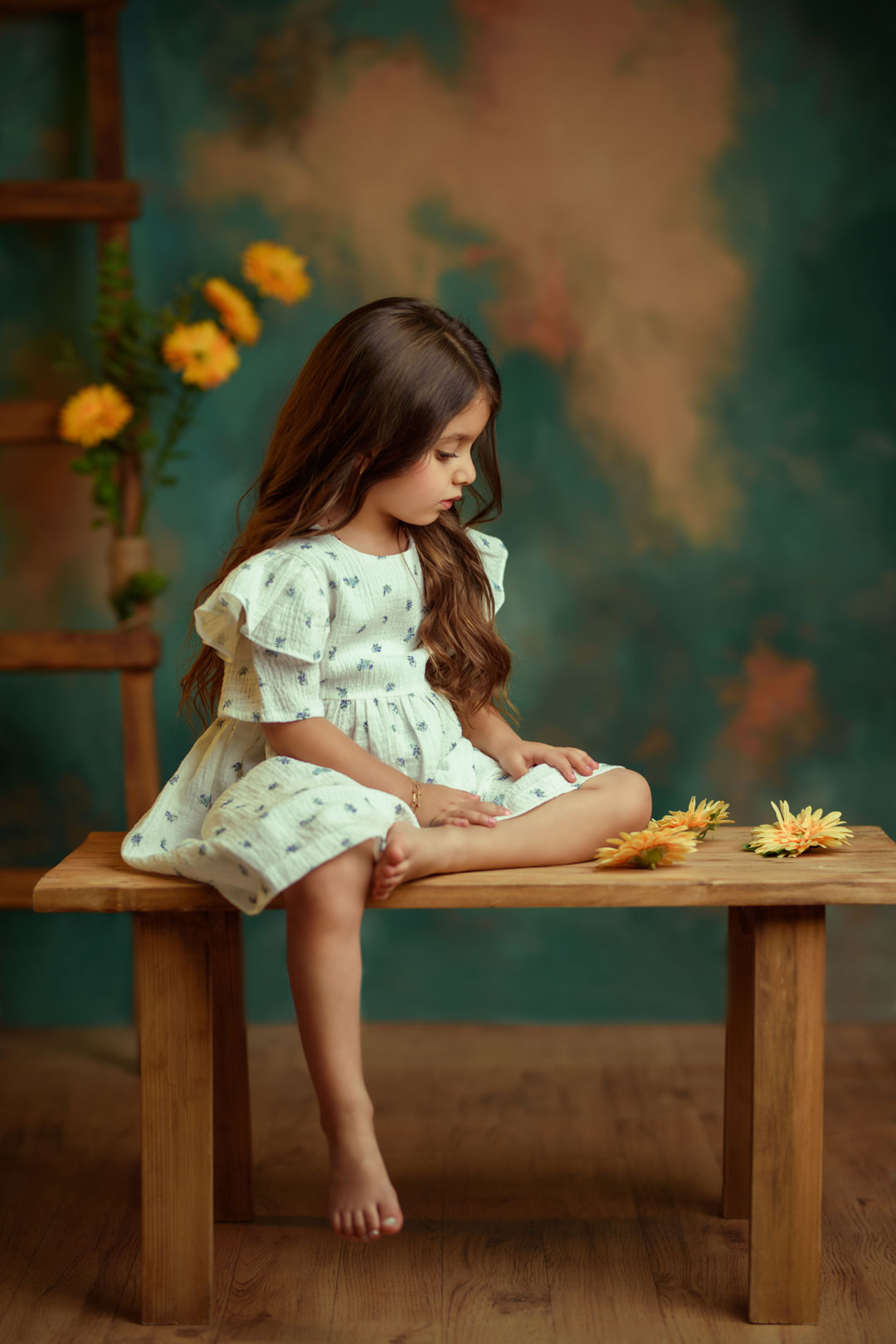 پرتره کودک مینیمال مشهد با نور سفید نرم - آتلیه کودک نویسا